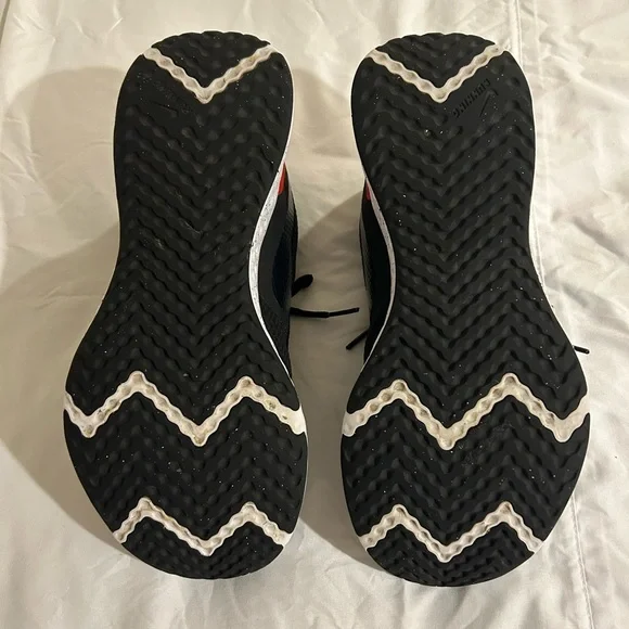 Nike women’s size 10 black and red shoes. - Picture 7 of 8